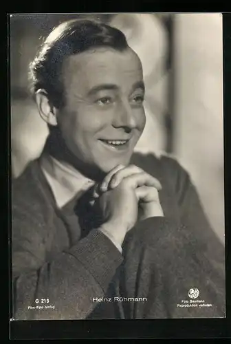 AK Schauspieler Heinz Rühmann mit freundlichem Lächeln zur Seite