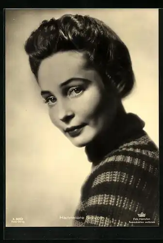 AK Schauspielerin Hannelore Schroth mit einem sanften Lächeln