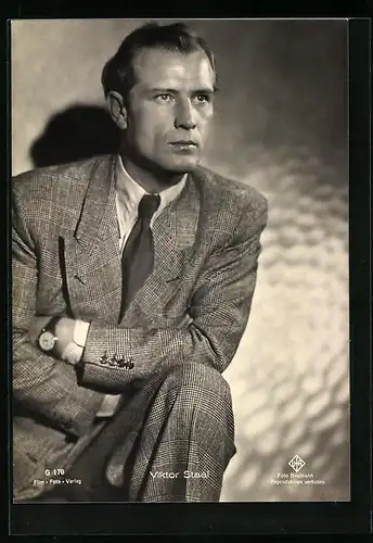 AK Schauspieler Viktor Staal im Anzug