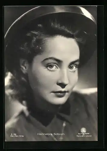 AK Schauspielerin Hannelore Schroth mit einem Hut