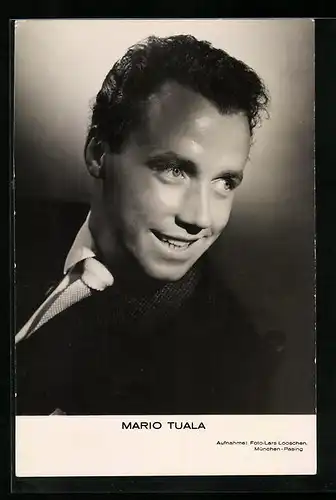 AK Schauspieler Mario Tuala mit freundlichem Lächeln zur Seite