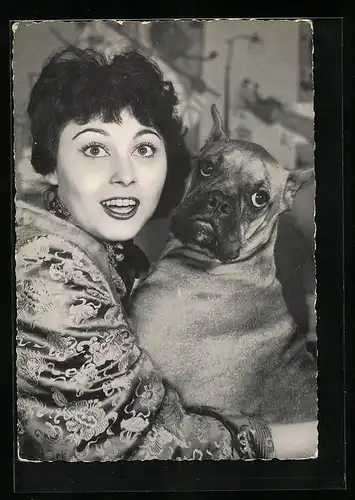 AK Schauspielerin Elma Karlowa mit einem Hund