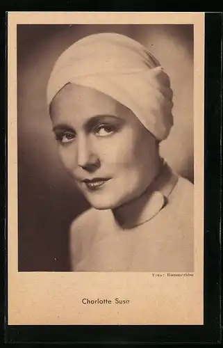 AK Schauspielerin Charlotte Susa mit einer Kopfbedeckung