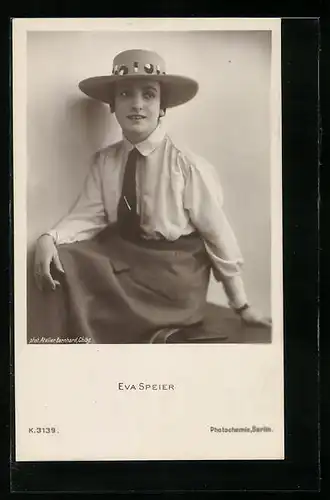 AK Schauspielerin Eva Speier im weissen Hemd mit Krawatte