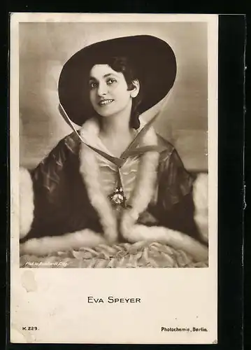 AK Schauspielerin Eva Speyer in einem Mantel mit Pelz