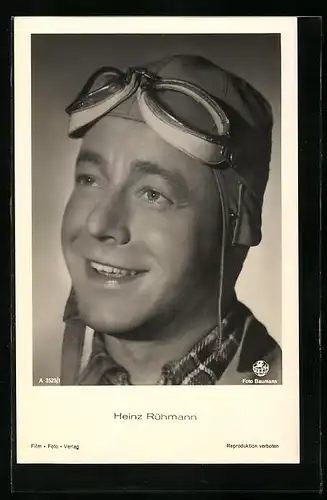 AK Schauspieler Heinz Rühmann mit einer Pilotenbrille