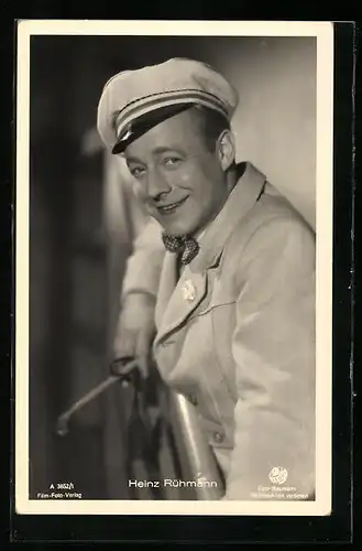 AK Schauspieler Heinz Rühmann mit einem Stock in der Hand