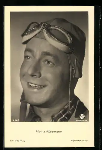 AK Schauspieler Heinz Rühmann mit einer Pilotenbrille