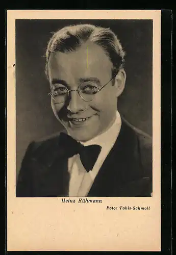 AK Schauspieler Heinz Rühmann mit Brille und Fliege