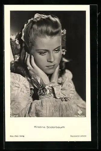 AK Schauspielerin Kristina Söderbaum mit den Händen im Gesicht