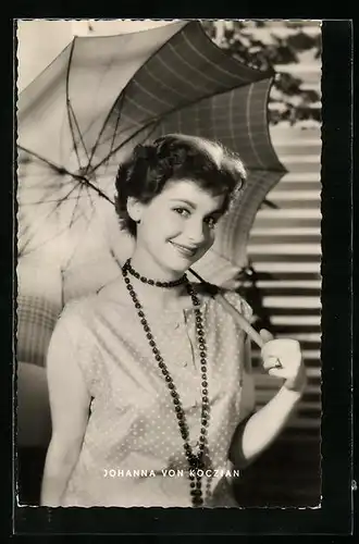 AK Schauspielerin Johanna von Koczian mit einem Regenschirm