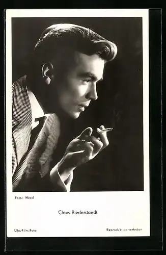 AK Schauspieler Claus Biederstaedt raucht eine Zigarette