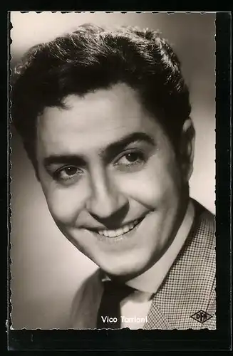 AK Schauspieler Vico Torriani mit einem charismatischen Lächeln