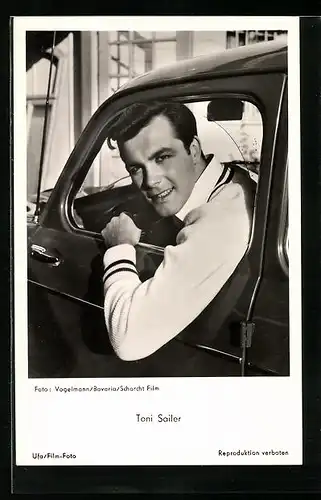 AK Schauspieler Toni Sailer in einem Auto