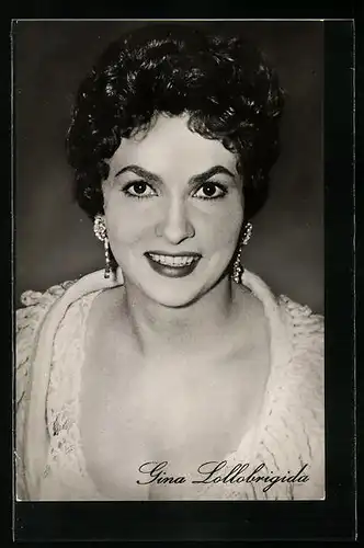 AK Schauspielerin Gina Lollobrigida mit einem strahlenden Lächeln