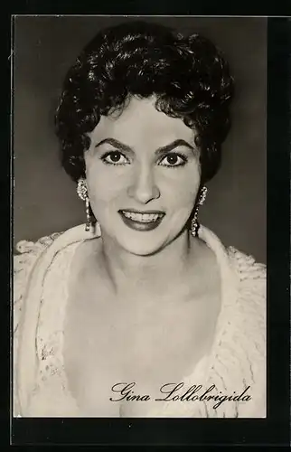 AK Schauspielerin Gina Lollobrigida mit Lippenstift