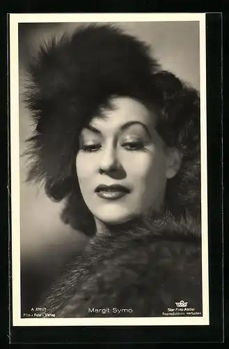 AK Schauspielerin Margit Symo mit einem selbstbewussten Blick nach unten
