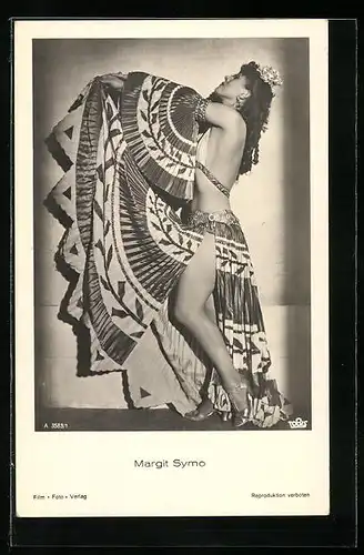 AK Schauspielerin Margit Symo in einem freizügigen Kleid