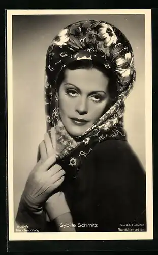 AK Schauspielerin Sybille Schmitz mit einer Kopfbedeckung