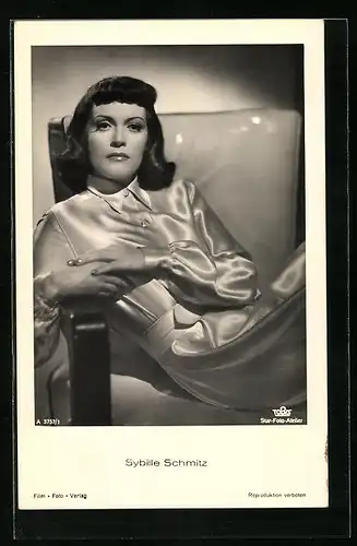 AK Schauspielerin Sybille Schmitz auf einem Stuhl
