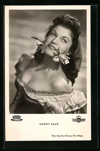 AK Schauspielerin Margit Saad mit einer Blume im Mund