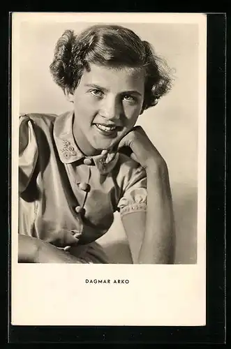 AK Schauspielerin Dagmar Arko mit einem leichten Lächeln
