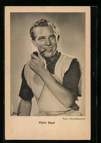 AK Schauspieler Viktor Staal mit einer Pfeife