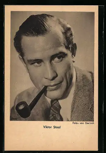 AK Schauspieler Viktor Staal mit einer Pfeife
