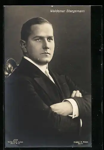 AK Schauspieler Waldemar Stägemann mit verschränkten Armen