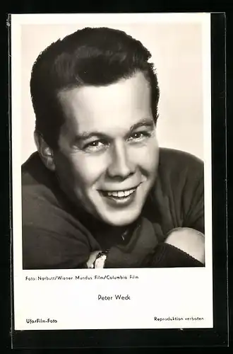AK Schauspieler Peter Weck lächelnd mit den Armen verschränkt