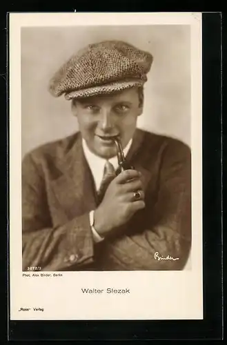 AK Schauspieler Walter Slezak mit einer Pfeife