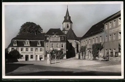 Fotografie Brück & Sohn Meissen, Ansicht Mutzschen i. Sa., Markt mit Haus V.d.g.B., Ratskeller und Litfasssäule