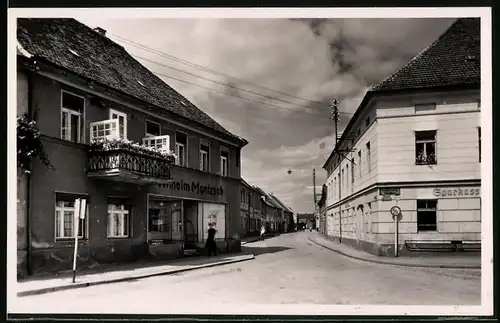 Fotografie Brück & Sohn Meissen, Ansicht Ortrand, Blick in die Lindenstrasse mit Sparkasse und Geschäft Wilhelm Mantzsch
