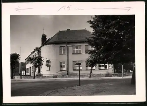 Fotografie Brück & Sohn Meissen, Ansicht Lauchhammer-Süd, Strassenpartie an der Neuen Grundschule