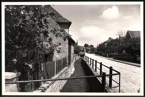 Fotografie Brück & Sohn Meissen, Ansicht Niederau, Blick in die Ernst-Thälmann-Strasse mit Bachlauf