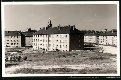 Fotografie Brück & Sohn Meissen, Ansicht Riesa, Blick auf die Neue Siedlung, Hausfrauen mit Kindern im Reigen