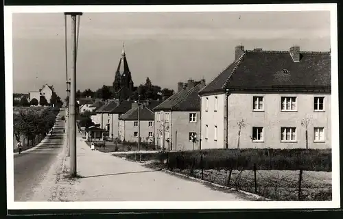 Fotografie Brück & Sohn Meissen, Ansicht Riesa / Elbe, Partie in der Pausitzer Strasse mit Neubausiedlung