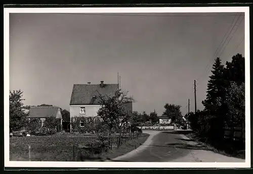 Fotografie Brück & Sohn Meissen, Ansicht Diesbar-Nieschütz, Partie im Ort mit Wohnhaus