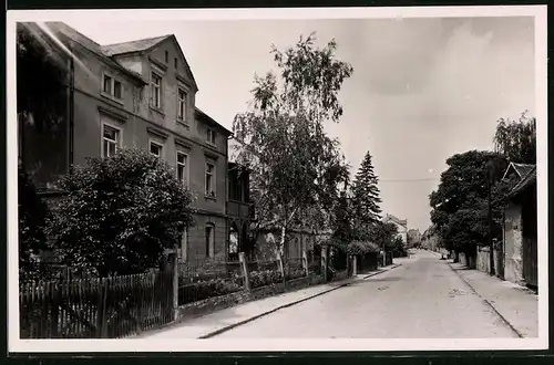 Fotografie Brück & Sohn Meissen, Ansicht Lommatzsch, Blick in die Karl-Liebknecht-Strasse mit Wohnhäusern