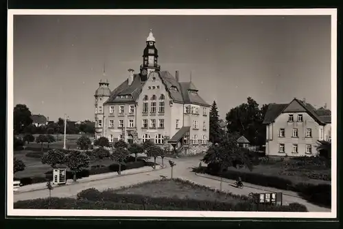 Fotografie Brück & Sohn Meissen, Ansicht Grossröhrsdorf, Strassenpartie mit Blick zum Rathaus, Telefonzelle