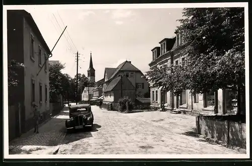 Fotografie Brück & Sohn Meissen, Ansicht Ottendorf-Okrilla, Blick in die Mühlstrasse zur Kirche
