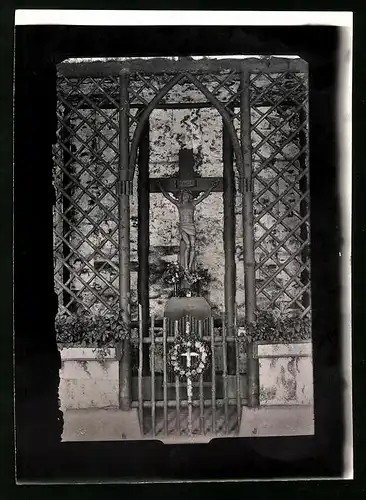 Fotografie Brück & Sohn Meissen, Ansicht Bad Elster, Altar mit Kruzifix in der Kreuzkapelle