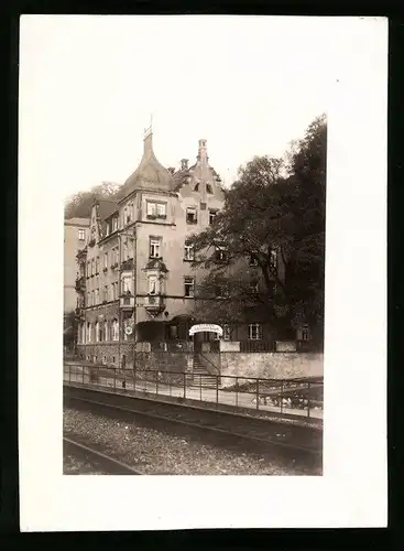 Fotografie Brück & Sohn Meissen, Ansicht Meissen, Gaststätte Lämmerhaus von den Eisenbahngleisen gesehen