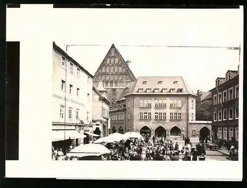 Fotografie Brück & Sohn Meissen, Ansicht Meissen i. Sa., Kleinmarkt mit Marktständen vor der Stadtbücherei