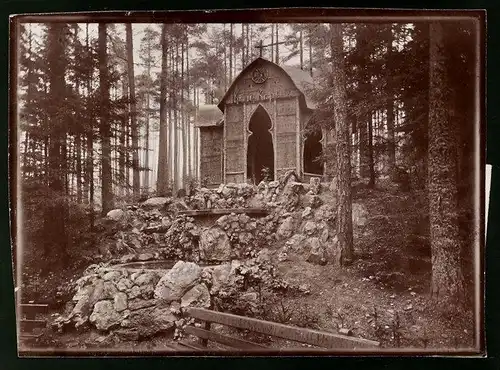 Fotografie Brück & Sohn Meissen, Ansicht Bad Elster, Kreuzkapelle mit Tränke im Wald