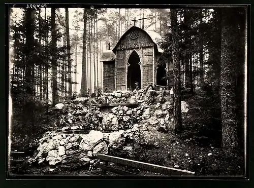 Fotografie Brück & Sohn Meissen, Ansicht Bad Elster, Kreuzkapelle mit Brunnen im Wald