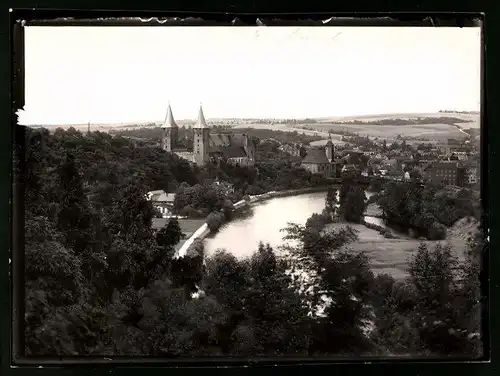Fotografie Brück & Sohn Meissen, Ansicht Rochlitz, Stadtansicht mit Kirche, Flusslauf & Eisenbahnbrücke