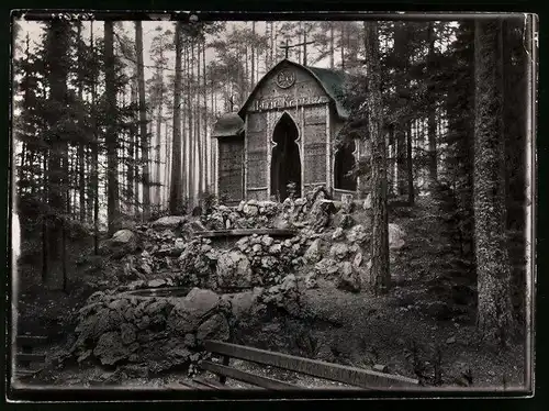 Fotografie Brück & Sohn Meissen, Ansicht Bad Elster, Kreuzkapelle im Wald mit Brunnen
