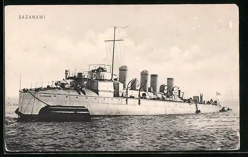 AK Japanisches Kriegsschiff Sazanami vor der Küste