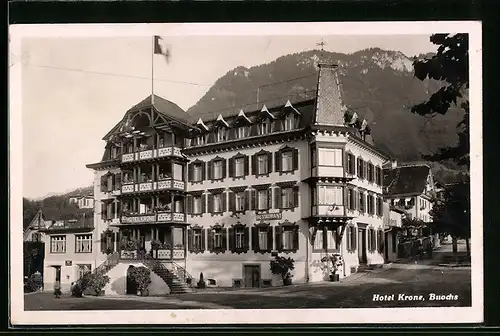AK Buochs, Hotel Krone mit Strasse und Blick auf Berg